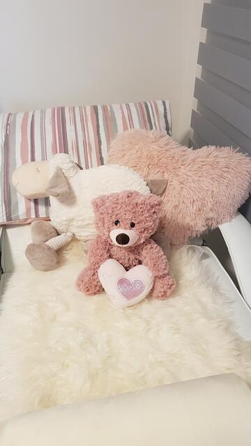 Kuschelbär Rosa und Kuschelschaf Dolly warten auf DICH, und schenken dir Wärme und Geborgenheit