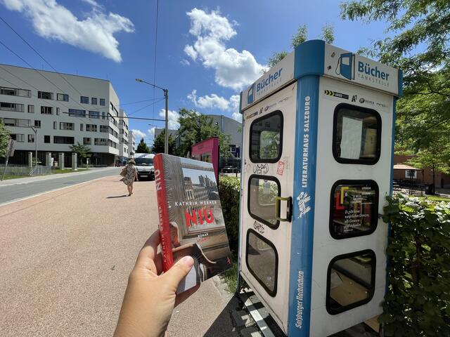 Viele Bücherzellen, wie hier in Lehen, halten Lesestoff für die Leseratten bereit.  | Foto: sm