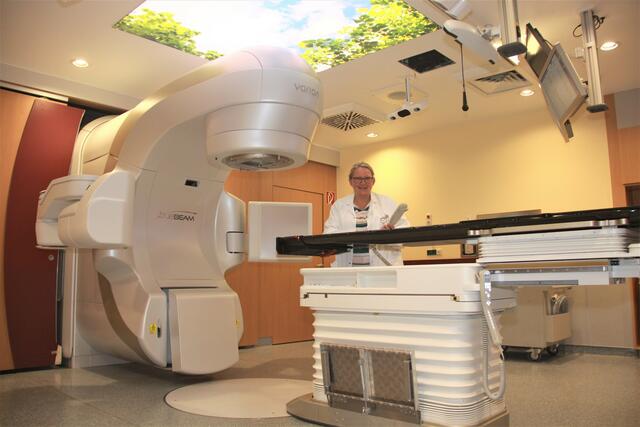 Prim.a Dr. Martina Metz, Leiterin der Strahlentherapie und Radioonkologie am Landesklinikum Wiener Neustadt, freut sich über die neuen Linearbeschleuniger (LinAc).
 | Foto: NÖ LGA/Gesundheitsregion Thermenregion GmbH
