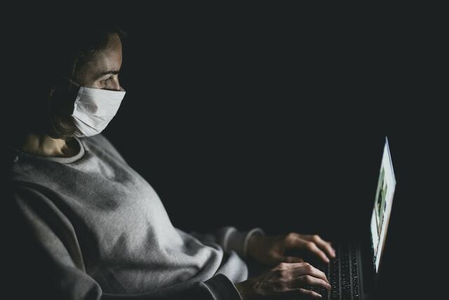 Aufruf zur Selbsthilfe - wer Corona-Symptome hat, soll das online melden. | Foto: Engin Akyurt/Unsplash