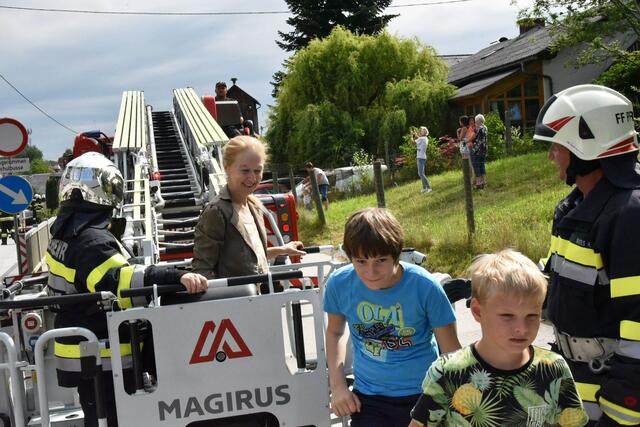 Direktorin Helga Sifkovits wurde mittels Drehleiter von der FF Gleisdorf gerettet.  | Foto: Gerald Dreisiebner