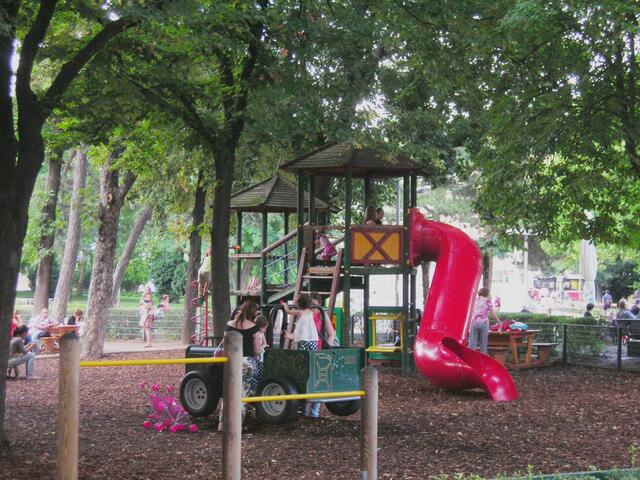 Der Kleinkinderspielplatz am Karlsplatz soll ein Upgrade erhalten.  | Foto: Elisabeth Klapsch