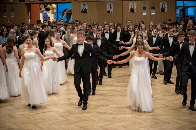 Außergewöhnliche Polonaise: Die 19 Tanzpaare zeigten ein Medley, bestehend aus Line-Dance, Bachata, Quadrille und Wiener Walzer. 