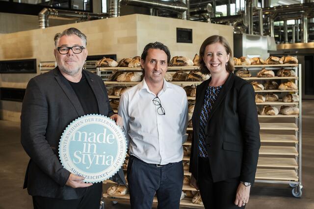 CIS-Chef Eberhard Schrempf und Landesrätin Barbara Eibinger-Miedl überreichten Bäckermeister und Unternehmer Martin Auer (Mitte) bei der Eröffnungsfeier am Freitag das „Erlebniswelt Wirtschaft“-Gütesiegel.  | Foto: Miriam Raneburger