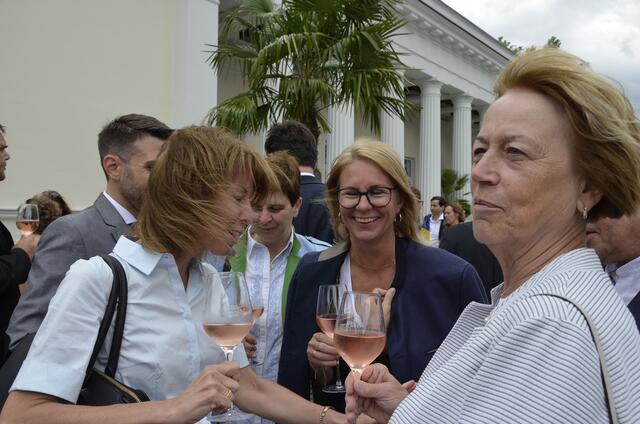 Frauen in der Politik: Bezirkshauptfrau Verena Sonnleitner mit sturmverwehtem Haar, der Sooßer Bürgermeisterin Helene Schwarz (r.), Bgm.in Brigitte Lasinger aus Schönau und Bgm.in Michaela Schneidhofer aus Hernstein. | Foto: Stockmann