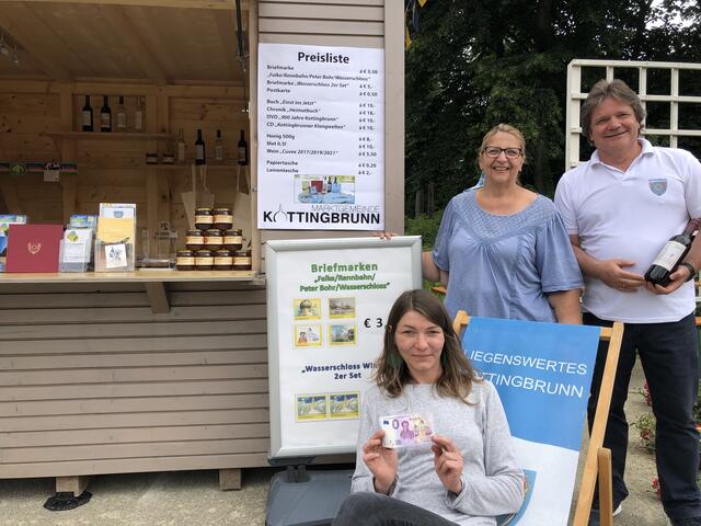 vorne: Charlotte Lindau, neu beschäftigt bei der Kulturszene Kottingbrunn. Hinter ihr Helene Stinakovits, geschäftsführende Gemeinderätin in Kottingbrunn mit Gemeinderat Erwin Vrecar. Sie bewerben, was Kottingbrunn so hat - unter vielem anderem auch 0 Euro-Scheine und gute Weine... | Foto: Stockmann