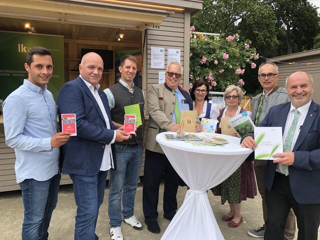 Sozialpartnerschaftlich vereint: ÖGB, Arbeiterkammer-Vertreter (Jürgen Schrönkhammer l. und Markus Wieser, 2.v.l.) mit Vertretern der Bauernkammer, LAbg. Josef Balber (r.) und Bgm. Ludwig Köck (4. v. l.) | Foto: Stockmann