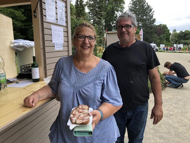 Christian Seitz vom Arkadenheurigen in Günselsdorf mit Kundin Helene Stinakovits vom gegenüberliegenden Stand der Marktgemeinde Kottingbrunn | Foto: Stockmann