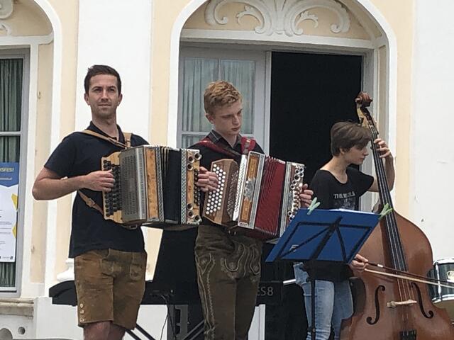 Leo Schütz (links) - von Musikschulleiter Alexander Caché als "König der Volksmusik" angekündigt. Und das bewies er auch... | Foto: Stockmann