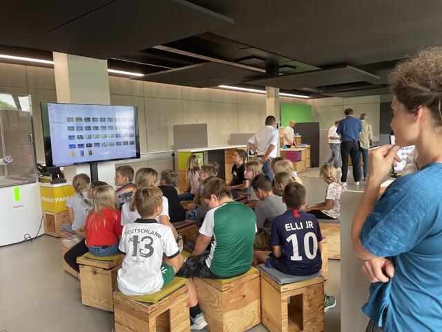 Eine Schulklasse beim Besuch des Future Lab. "In einem Jahr wurden hier 2143 Schüler weitergebildet", erklärt Andreas Fill. | Foto: BRS/Wagnermaier