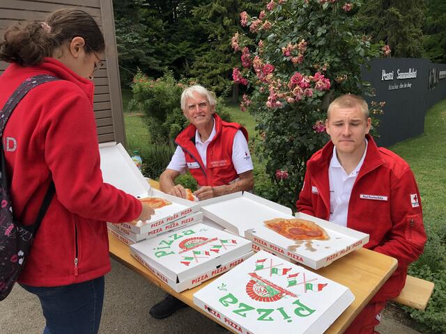 In der Mittagspause war das Rot Kreuz mit Pizzas gut versorgt. | Foto: Stockmann