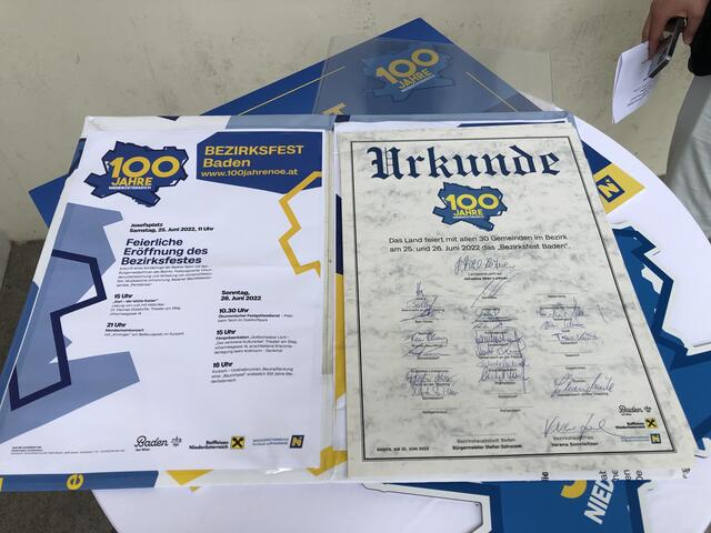 Diese Urkunde zu 100 Jahre NÖ wurde von den Bürgermeistern aus dem Bezirk Baden unterzeichnet und erhält einen Ehrenplatz auf der Bezirkshauptmannschaft. Kopien gehen auch an die Gemeinden | Foto: Stockmann