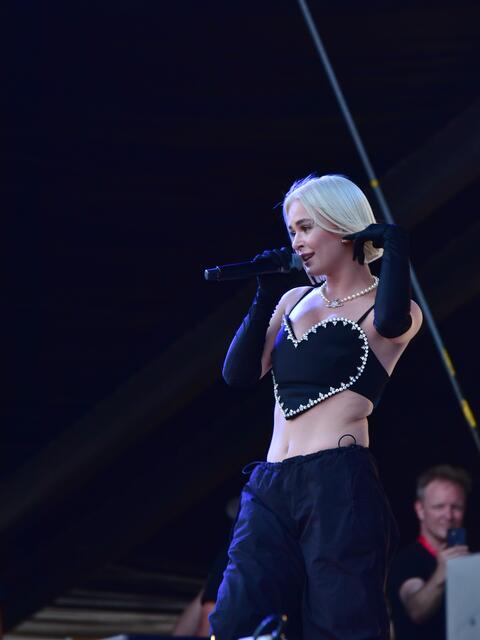 Mathea überzeugte mit Stimme und Outfit. Eine Feuershow heizte die Stimmung noch an.  | Foto: Markus Spitzauer