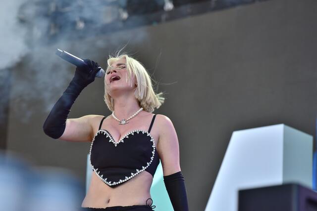 Mathea war um 19.15 Uhr am Start auf der Ö3-Bühne und sang auch ihren Hit "2x".  | Foto: Markus Spitzauer