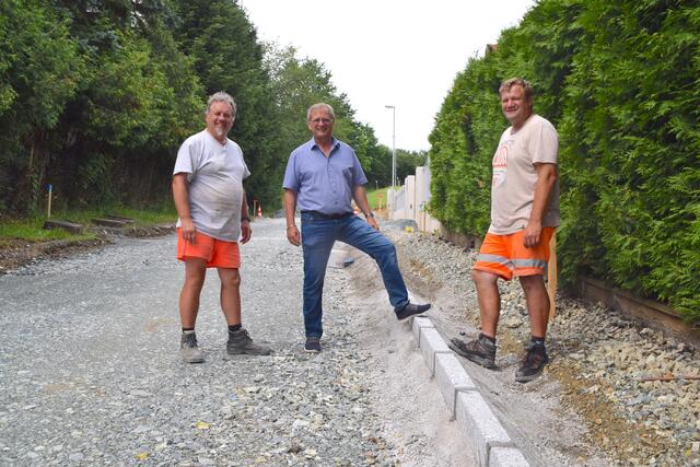 Bau des Güterweges Heugraben-Rimlak: Bürgermeister Walter Zloklikovits stattet den Bediensteten der Straßenmeisterei einen Besuch ab. 