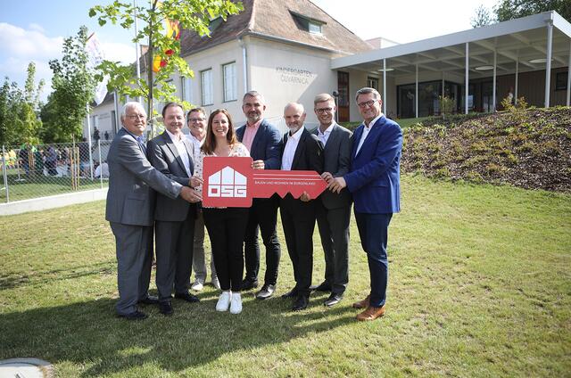 Landesrat Mag. Heinrich Dorner (5.v.l.) mit OSG-Direktor Dr. Alfred Kollar (r.), OSG-Aufsichtsratsvorsitzender DI Johann Schmidt (l.), Bildungsdirektor Mag. Heinz Josef Zitz (3.v.r.), Bürgermeisterin Angelika Mileder, Architekt DI Anton Mayerhofer (3.v.l.), Nationalrat Dipl-Ing. Nikolaus Berlakovich (2.v.l.) und Landtagsabgeordneter Patrik Fazekas (2.v.r.).  | Foto: LMS