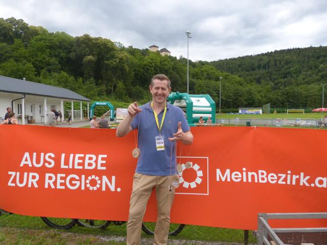 Christian Vlasich war top-motiviert und verteilte die Medaillen an die Teilnehmer:innen