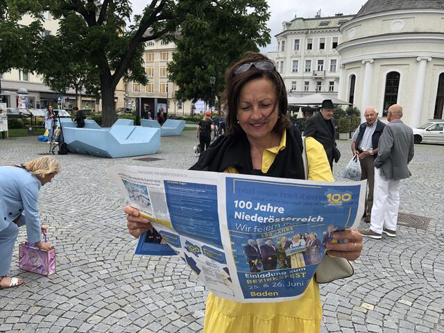 Trotz Sturmböen schafft es Austria Guide Christine Triebnig-Löffler, sich durch das Programm zu blättern und ihre eigene Fremdenführung zu finden. Jede Woche Samstag 14 Uhr: Spaziergang zu den Schwefelquellen von Baden. | Foto: Stockmann