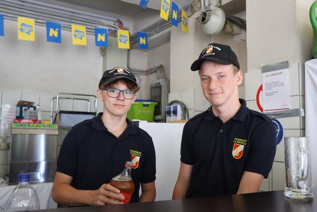 Moritz Kröckl und Sebastian Ebner von der Feuerwehr Lilienfeld sorgten für volle Gläser.

