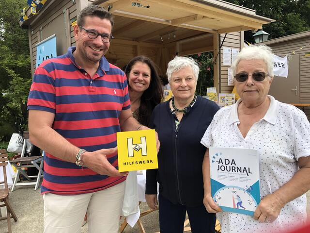 von links: Ronald Mayrhofer (macht beim Optiker Grünwald Sehtests auch für das Hilfswerk Baden) mit Riki Fiala (beliefert das Hilfswerk mit Gewürztee) sowie Editha Beier und Margit Fischer mit dem ADA-Journal für Aktive Diabetiker | Foto: Stockmann