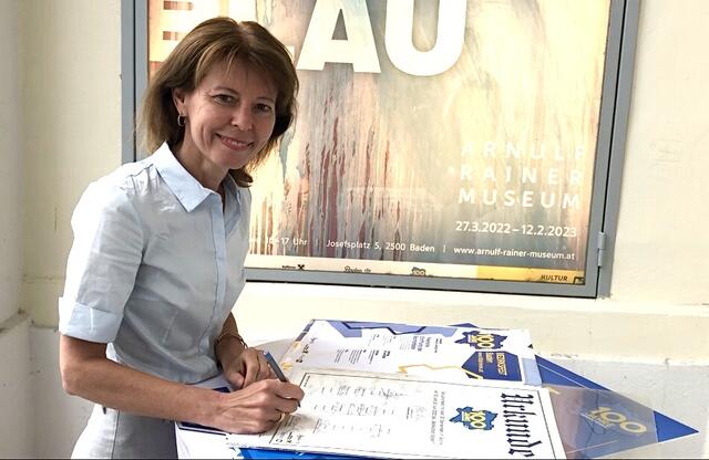 Bezirkshauptfrau Verena Sonnleitner beim Unterzeichnen der Urkunde | Foto: Stockmann