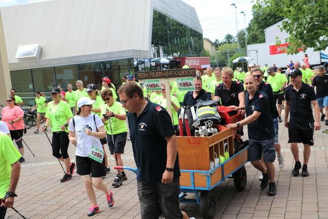 Aus Vorfreude zum Landesfeuerwehrtag 2024 gingen Florianis mit dem Schlauchwagen an den Start. | Foto: Edith Ertl