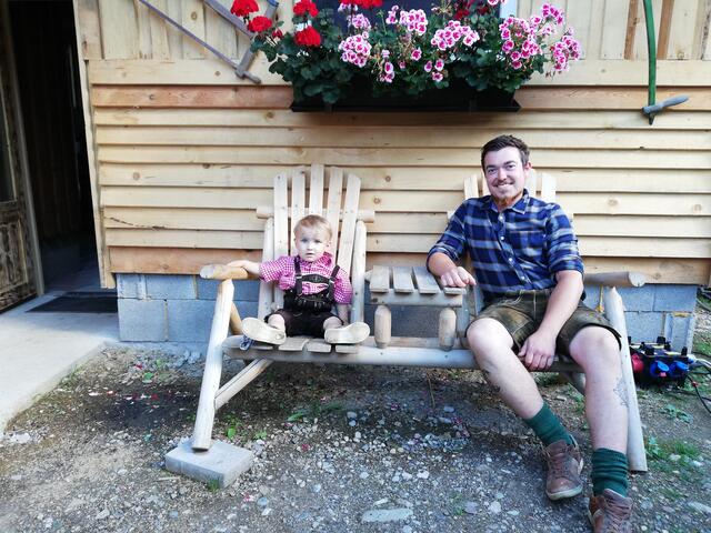 Martin Lengauer und ein junger Festbesucher machen es sich gemütlich. | Foto: Veronika Frank