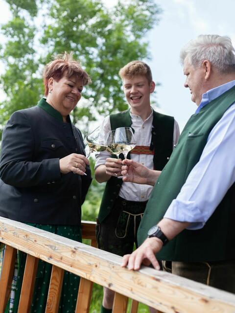 ein gemütliches Prost | Foto: Weinbau Heuriger Wölflinger