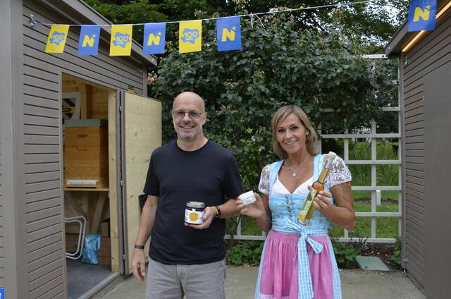 Christian Hödl vom Imkerstand aus Mitterndorf und Gabi Eitzenberger (von Gabi Sunshine aus Berndorf) am Pecherstand aus Hernstein. Zwischen den beiden Orten liegen etliche Kilometer, denn der Bezirk ist groß. Am 100 Jahre-Fest waren die beiden plötzlich "Nachbarn" | Foto: Stockmann