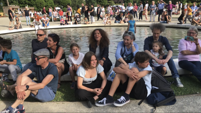 Volle Stimmung rund um den Brunnen beim Rosarium | Foto: Stockmann