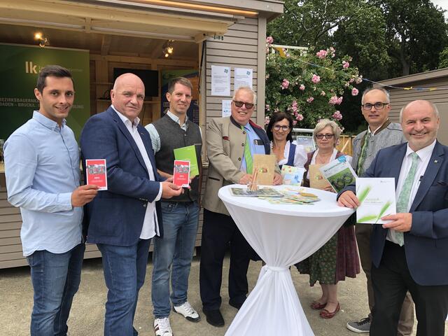 Jürgen Schrönkhammer, neuer ÖGB-Regionalsekretär für die Thermenregion Baden/Mödling und Stadtrat in Berndorf, AKNÖ-Präsident Markus Wieser (beide mit der neuen Broschüre), Bernhard Scharf (Landwirtschaftskammer), Ludwig Köck (Bgm. Alland, ÖVP) und Labg. Josef Balber (r., ÖVP, Bgm. Weißenbach) mit Vertreter:innen der Bauernschaft.