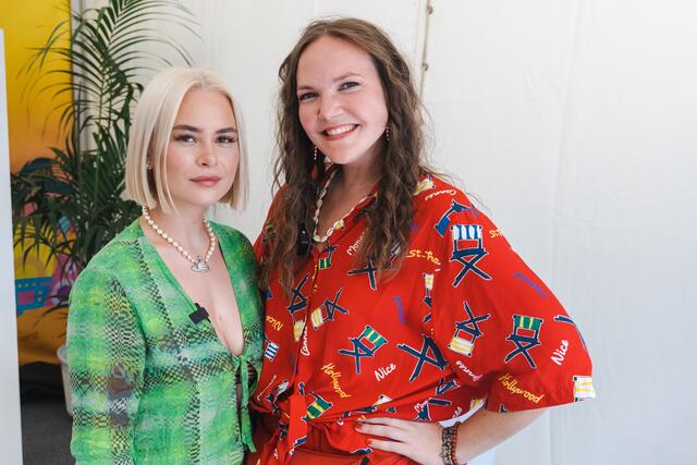 Mathea (li.) im Interview vor ihrem Auftritt beim diesjährigen Donauinselfest.  | Foto: Markus Spitzauer
