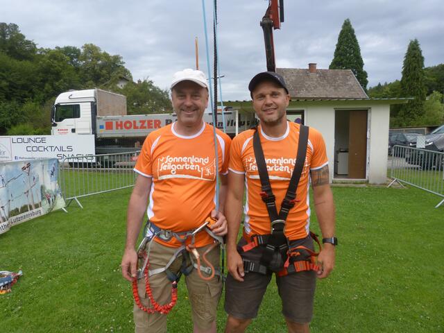 Das Sonnenland Seilgarten- Team brachte so manche Teilnehmer zum Zittern mit ihrem extremen Hindernis, welches Stefan Gastermann dann persönlich vorführte.