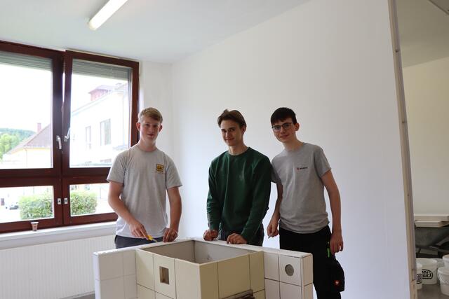 Fabian Strasser, Torben Putzgruber und Marcel Lager werden zum Hafner ausgebildet.
