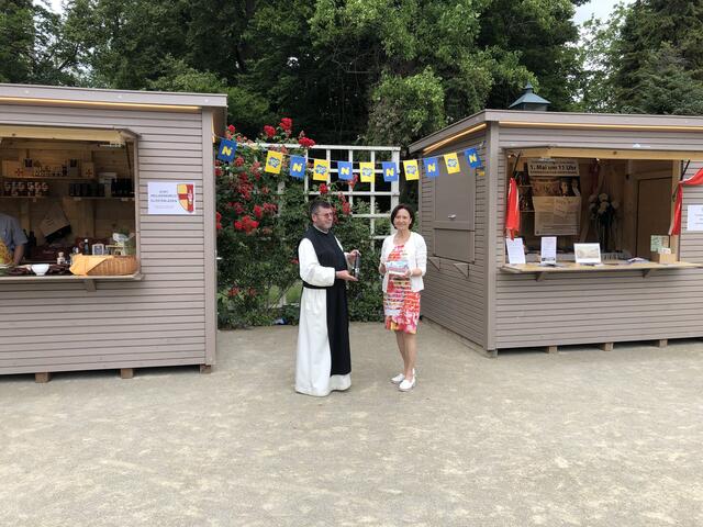 Zisterzienserpater Stephan vom Klosterladen Heiligenkreuz und Erna Koprax vom Fremdenverkehrsverein Baden. | Foto: Stockmann