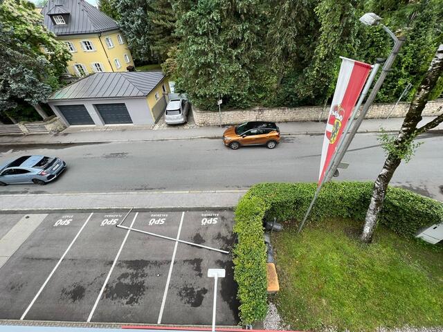 Vor der Landesorganisation der Salzburger Sozialdemokraten wurde der Fahne-Mast, auf dem eine Regenbogenfahne wehte, in der Nacht auf heute, 25. Juni, umgeschnitten.  | Foto: SPÖ Salzburg