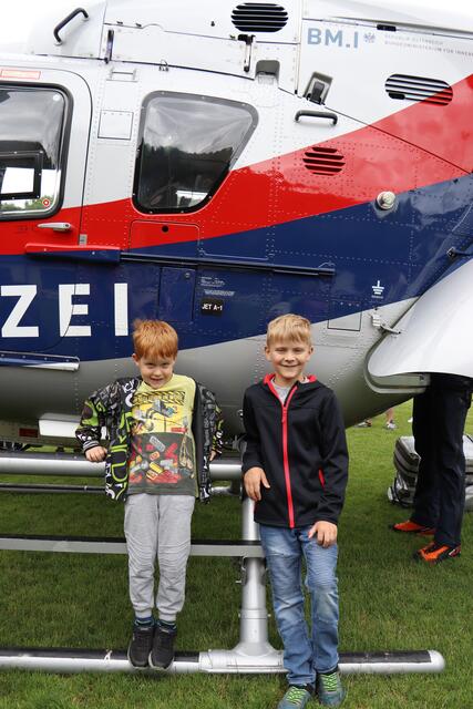 Michael und Florian Pfeiffer zeigten sich begeistert von der Hubschrauber Schauübung.