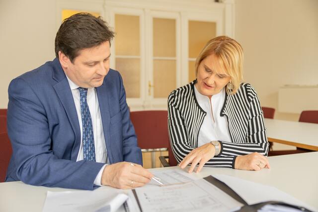 Die umfassende Vorarbeit hat sich gelohnt: Mit dem neuen Mobilitätskonzept haben Badens Bürgermeister Stefan Szirucsek und Vizebürgermeisterin Helga Krismer gemeinsam mit ÖBB 360° ein Mobilitätskonzept erarbeitet. | Foto: Preineder