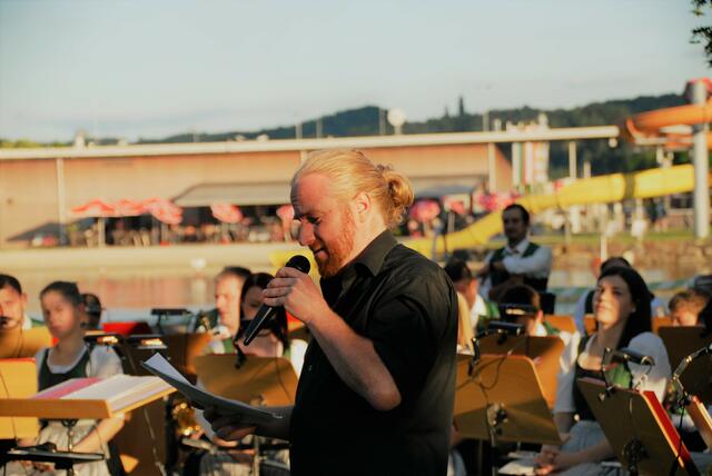 Für die nötige Moderation dieses mehrstündigen Konzertprogramm sorgte Jürgen Kulmer mit seinen Gedanken zu den einzeln Musikstücke
