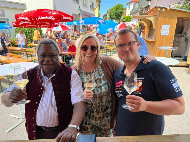 Monsignore Laurent, Vizebürgermeisterin Manuela Dundler-Strasser und OBI Franz Endler trotzen der Hitze | Foto: Gemeinde Gablitz