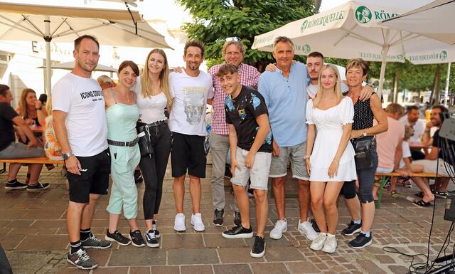 Sparvereinsfest im Café Herzig - mit am Foto: Stefan, Eva Perger, Raphaela Buchbauer, Matthias Dollinger, Andy Schaller mit Sohn, Gerhard Reinisch, liebe Stammgäste und Elisabeth Rajer. | Foto: Roland Pössenbacher