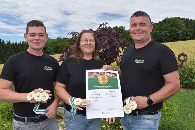 Joachim, Sandra und Pascal Panner aus Neusiedl bei Güssing sind stolz auf sieben Goldmedaillen aus der steirischen Landesprämierung. | Foto: Robin Pelzmann