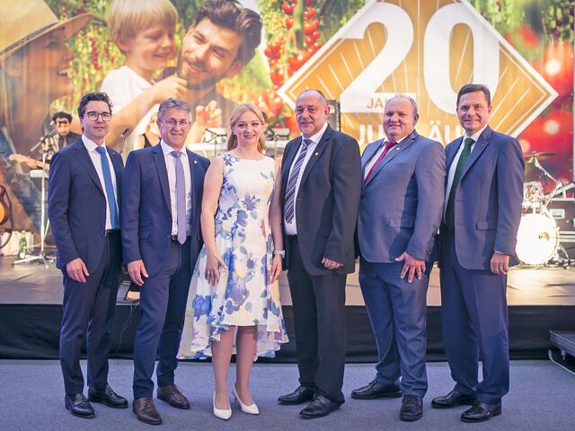 Seit 20 Jahren ein Team – Frutura und Spar Österreich: Spar-Vorstand Markus Kaser, Manfred Hohensinner, Katrin Hohensinner, ohann Schwarzenhofer und Franz Städtler, Spar-Vorstandsvorsitzender Fritz Poppmeier  | Foto: Simon Casetti