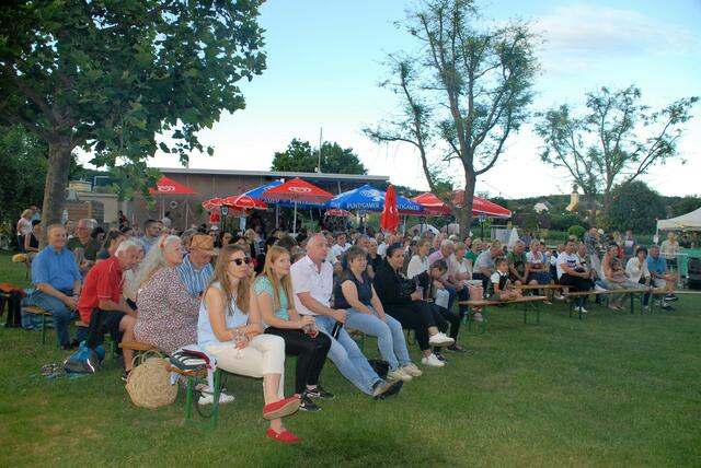 Unter dem Taktstock von Kapellmeister Daniel Pallier  gab  es ein Sommernachtkonzert beim Badesee „ Siniwelt „.