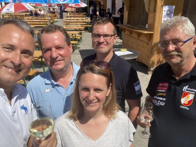 Bgm, Michael Cech, Klaus und Tanja Frischmann, Franz Endler und Christian Fischer stoßen bei der Achterlbar an | Foto: Gemeinde Gablitz