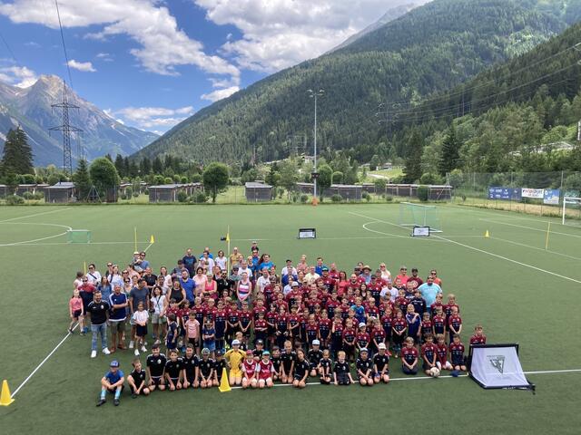 Die Kinder der SPG Arlberg der U7, U8, U9, U10, U11, U13 und U14 beim Abschlussturnier mit ihren Trainern und Eltern.  | Foto: Elisabeth Zangerl 