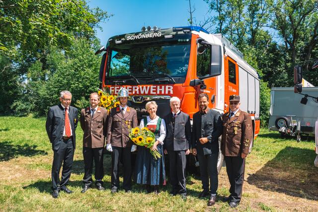 Anton Steixner, Florian Steixner, Daniel Mühlmann, Agnes Steixner, Hermann Steixner, Robert Riedl, Michael Neuner vor dem Fahrzeug (v.l.n.r) | Foto: Pernsteiner
