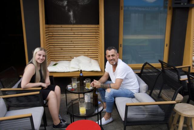 Xenja Molnar und Pal Paulo vorm neuen Kaffee.