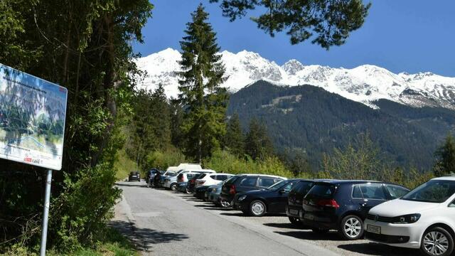 Je beliebter ein Ausflugsziel im Grünen ist, desto mehr Besucherinnen und Besucher brauchen eine Möglichkeit, ihr Auto abstellen zu können. Geht es nach dem Alpenverein soll sich das aber ändern. | Foto: almenrausch.at
