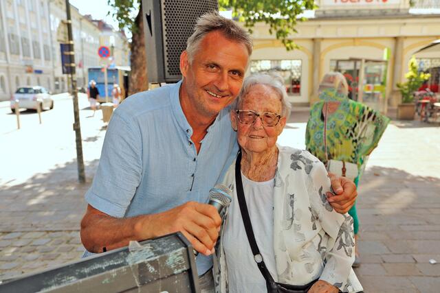 Auch mit über 90 Jahren immer noch aktiv live mit dabei - unsere "Oma"! | Foto: Roland Pössenbacher